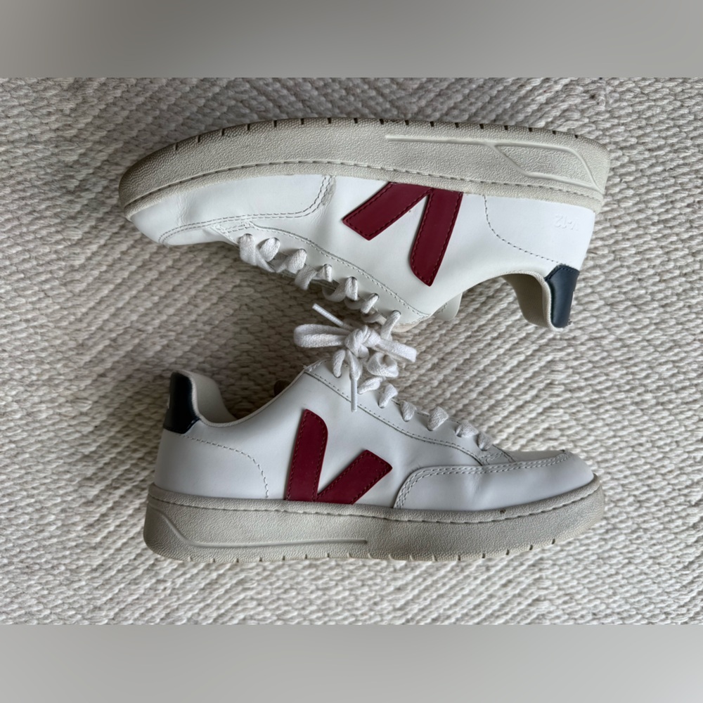 Veja V-12 Sneaker in Extra White & Marsala Nautico Sneaker sz 6 - Picture 4 of 10